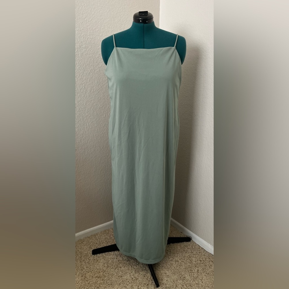 NWT H&M green dress, slit on the side, size medium (M)